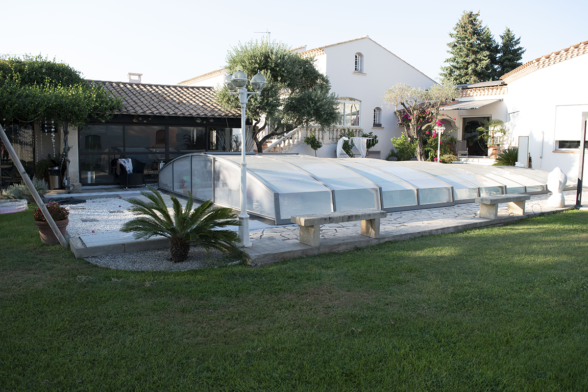 maison vue d'extérieur avec piscine couverte et jardin