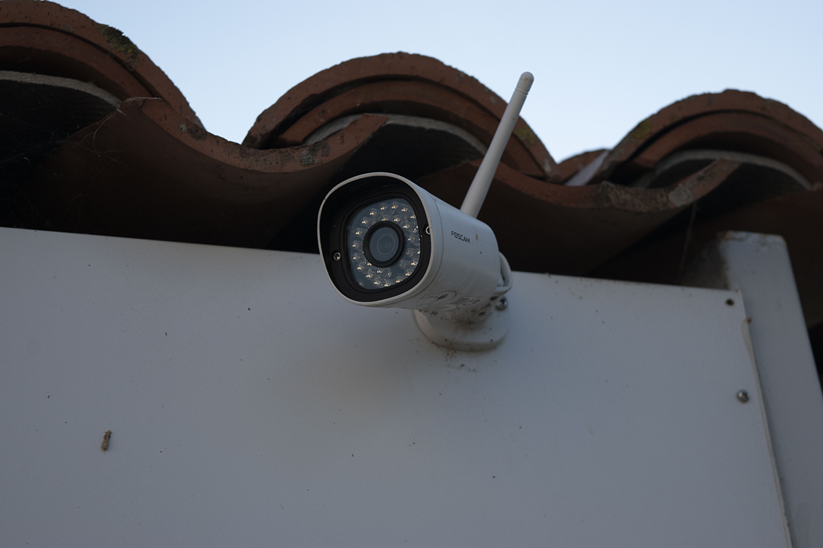 caméra de surveillance avec éclairage d'extérieur placé sous les tuiles d'une maison