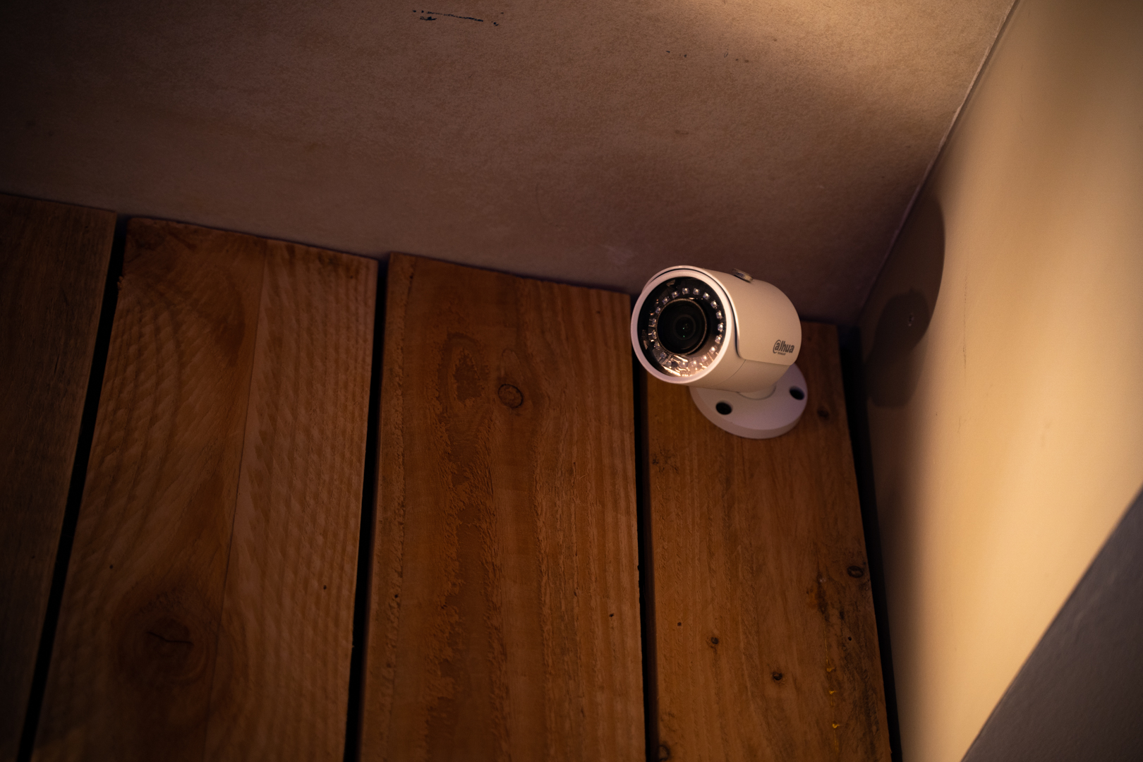 caméra de surveillance connectée accrochée sous un plafond