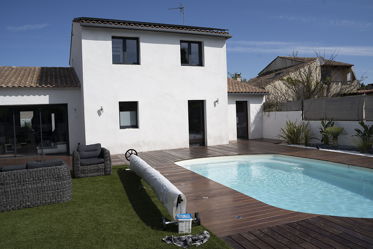 photo de maison avec piscine extérieure, contour de piscine en planches de bois