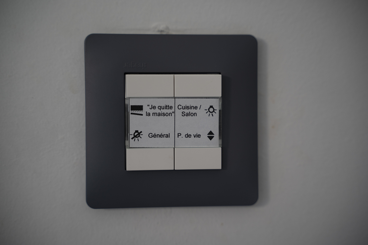 interrupteur connecté à une habitation gérant la sécurité, l'éclairage du logement