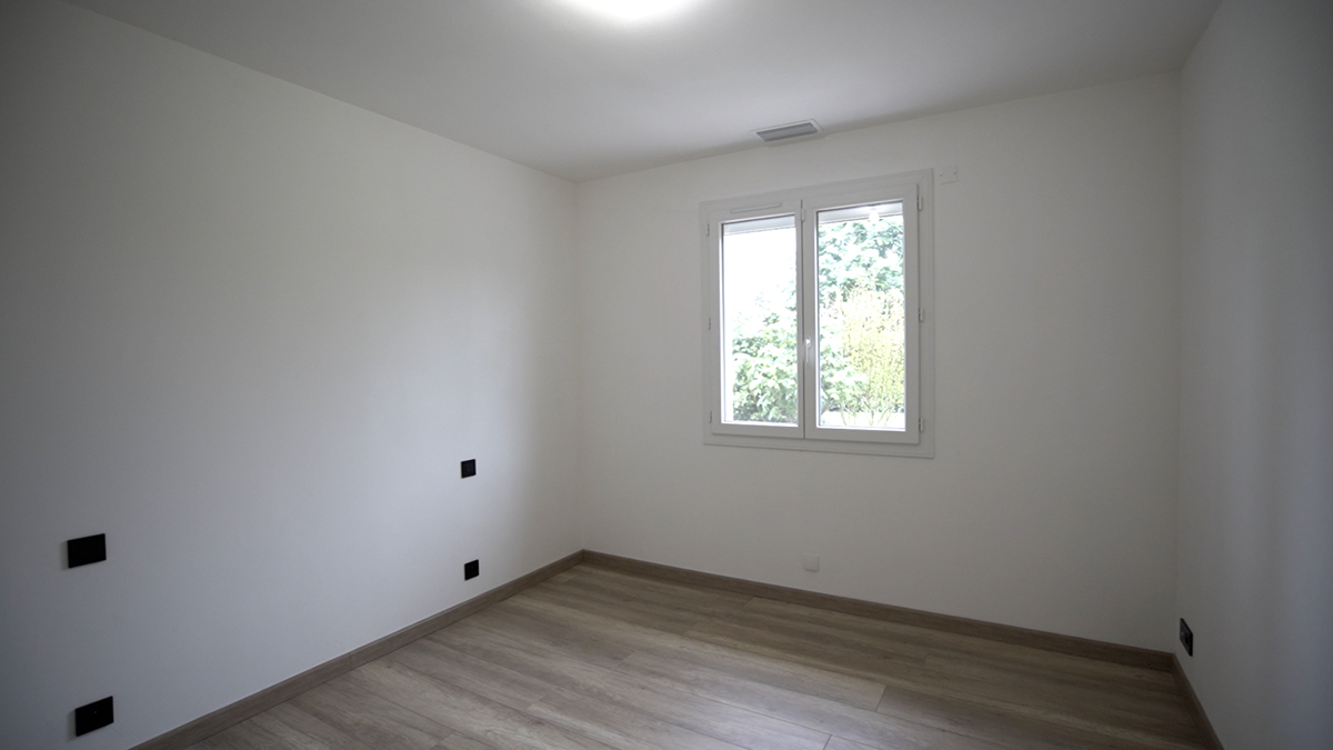 chambre vide, mur et plafond de couleur blanc avec fenêtre