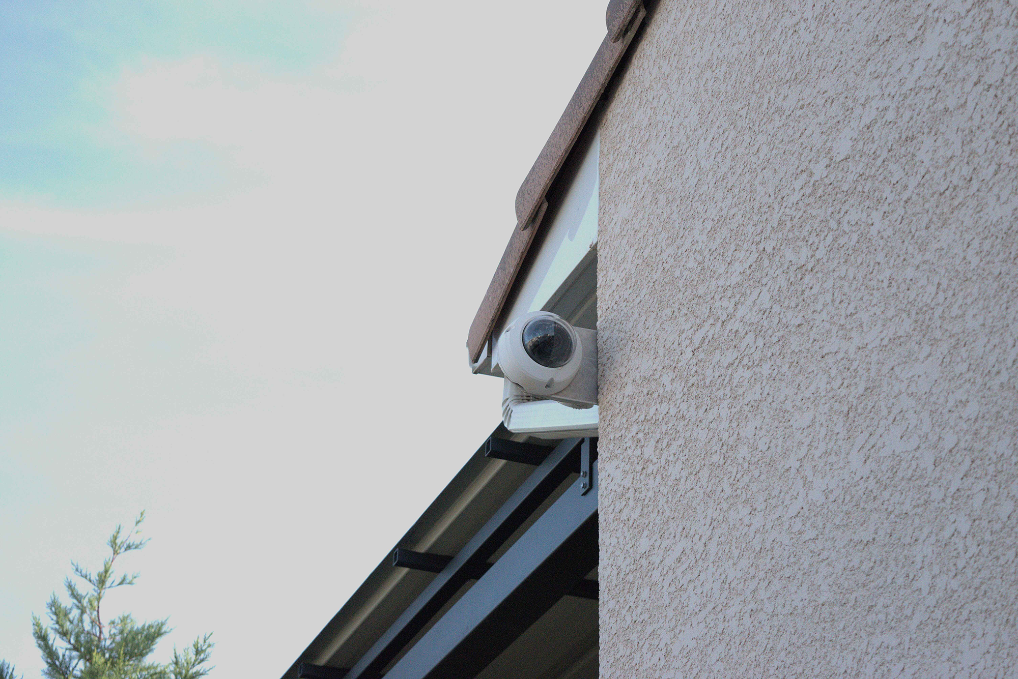 Caméra de surveillance extérieure placée à l'angle d'une maison