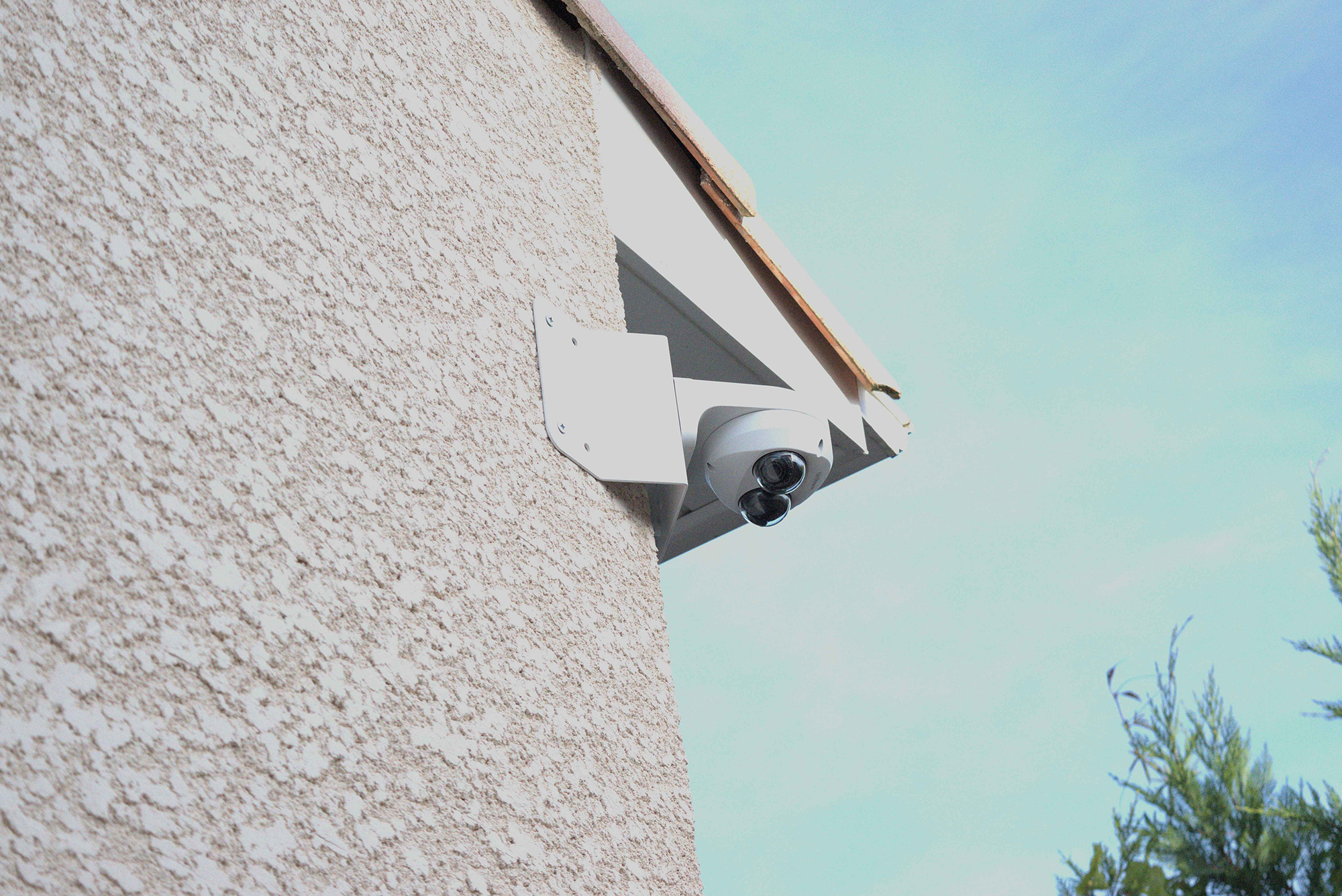 Double caméra de surveillance extérieure placée à l'angle d'une maison