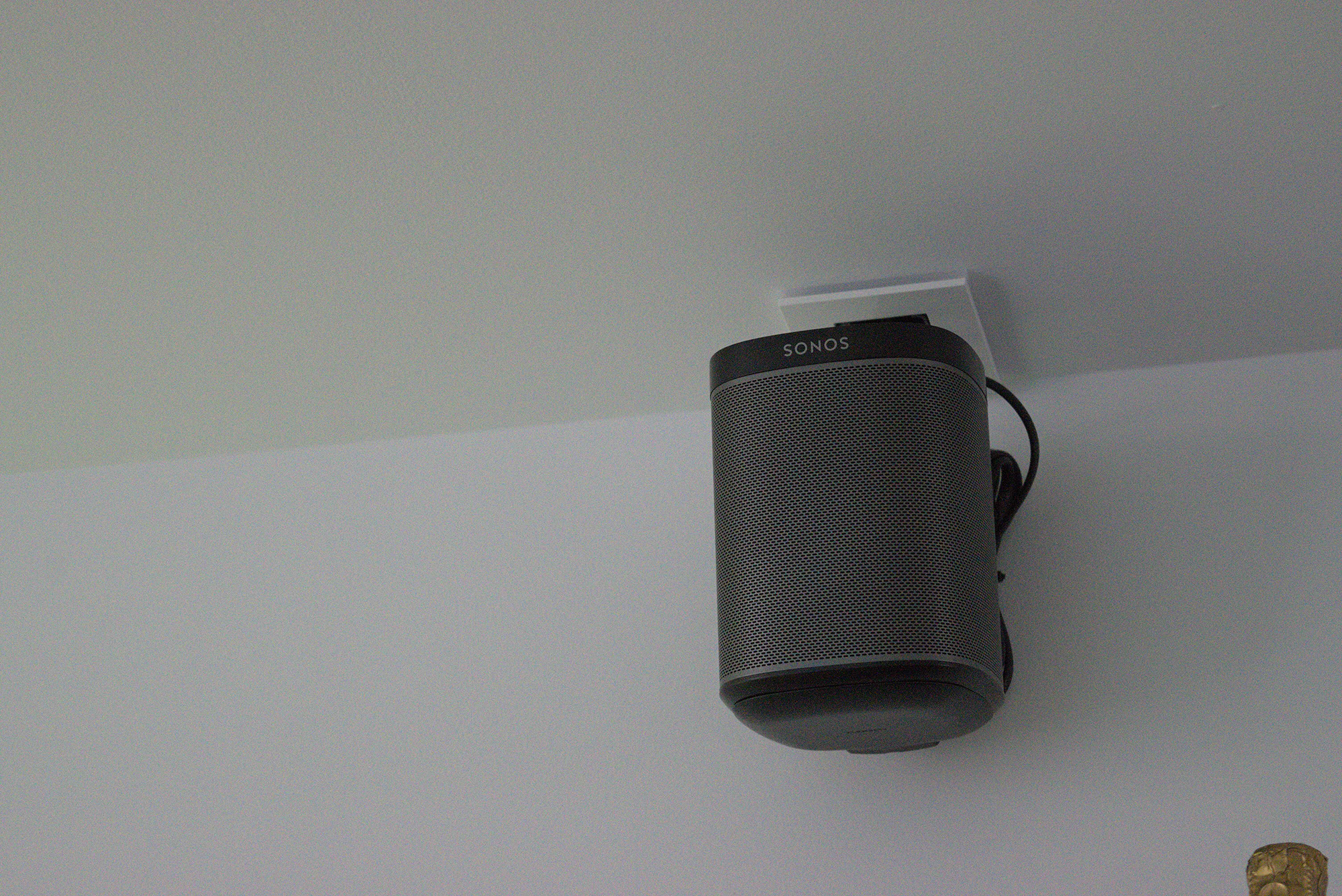 Haut parleur d'alarme situé à l'angle d'un plafond