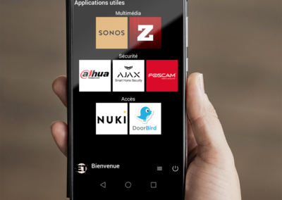 Personne qui tient son smartphone entre les mains sur l'application ET-CONNEXION