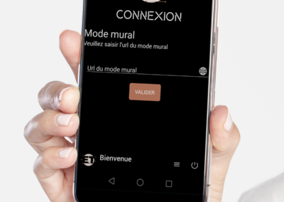 Personne qui tient son smartphone entre les mains sur l'application ET-CONNEXION